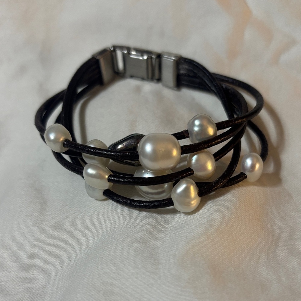 Elegant Black and White Pearl Bracelet